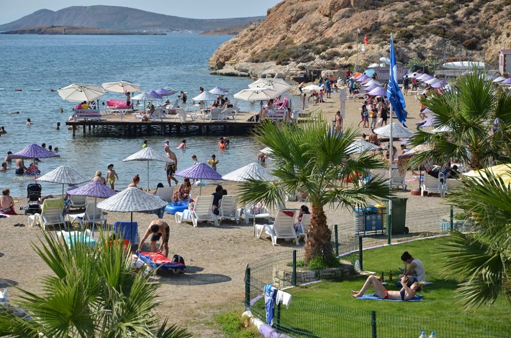 Foça’nın Plajlarında Mavi Bayraklar Dalgalanıyor…