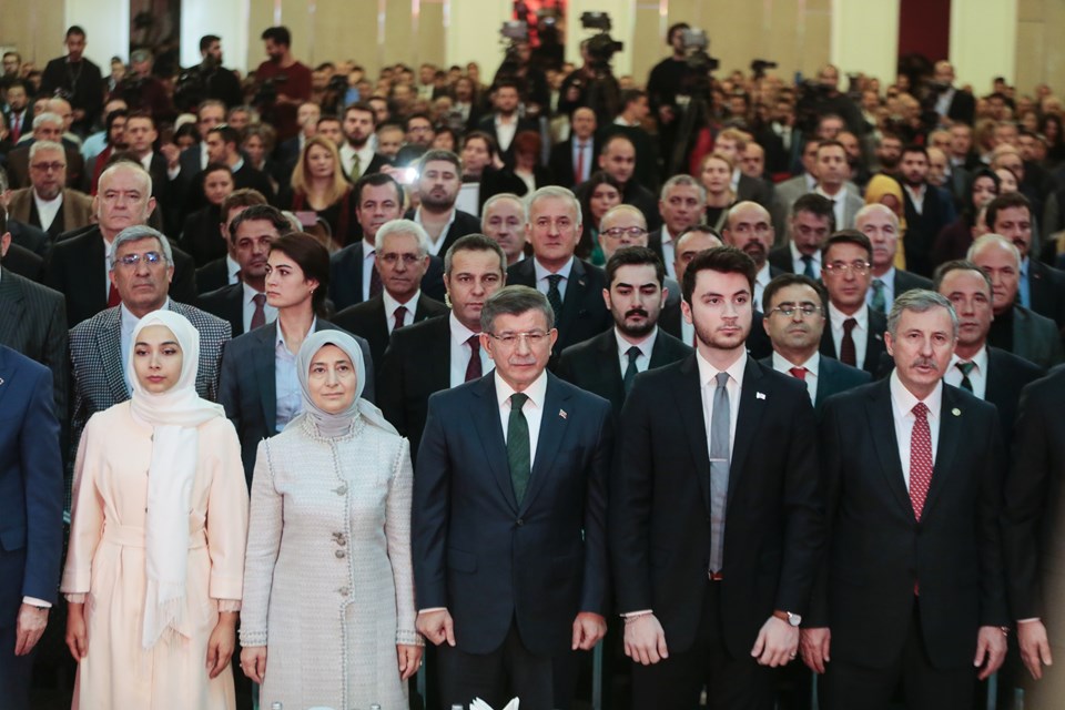 İzmirli romanlardan siyasette bir ilk daha!