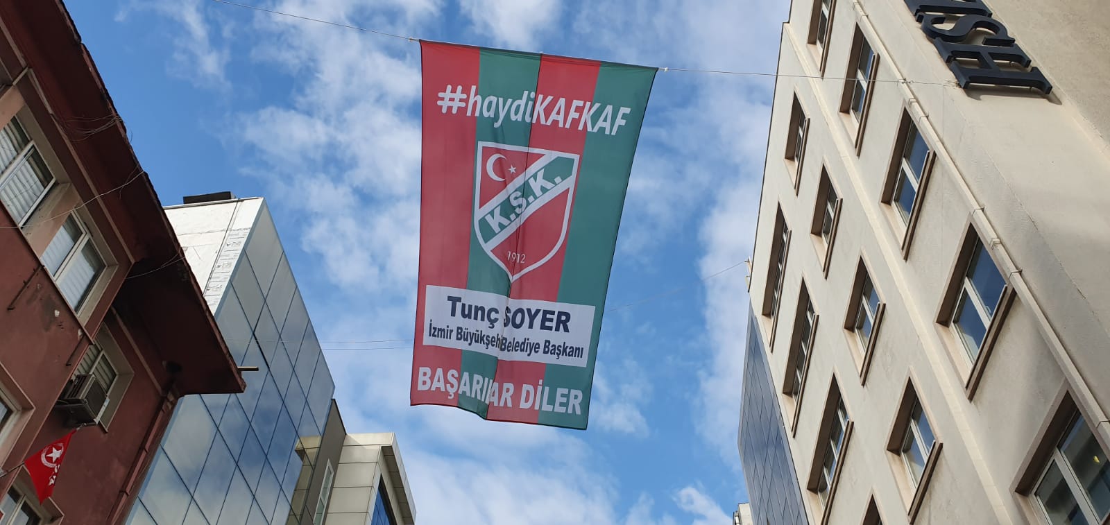 Çarşı, Karşıyaka bayraklarıyla donatıldı... 'Bir bayrak da sen as'