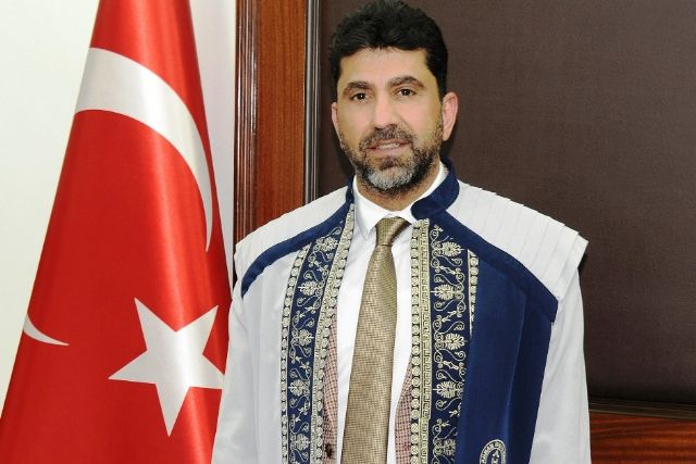 Rektör yolsuzluğu tebdili kıyafetle yakaladı