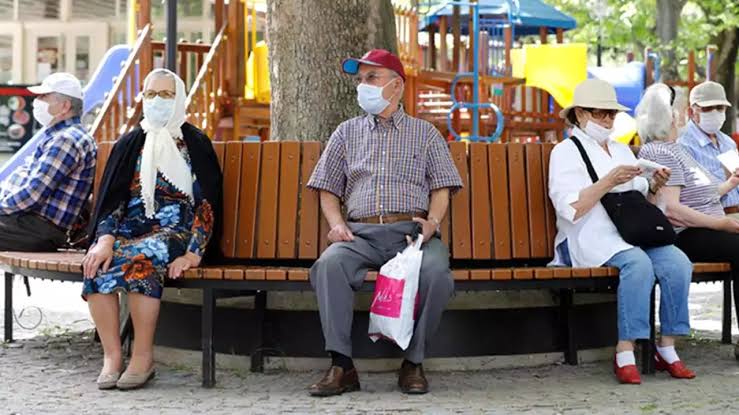 İzmir'de 65 yaş üstü için kısıtlama kararı!