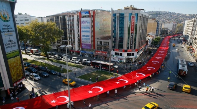 İzmir'de dev bayrakla kurtuluş korteji!