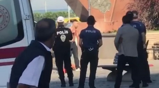 Büyükşehir önünde kendini jiletledi!