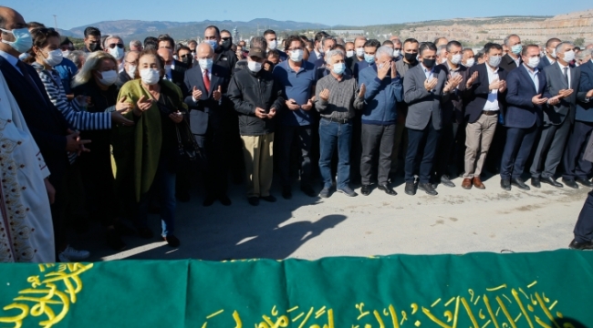 Deprem kurbanı anne ve 2 çocuğu için son görev