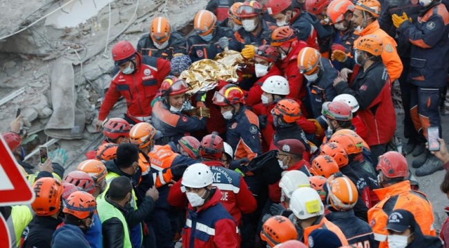 İzmir'de 5 binada arama kurtarma çalışmaları sürüyor
