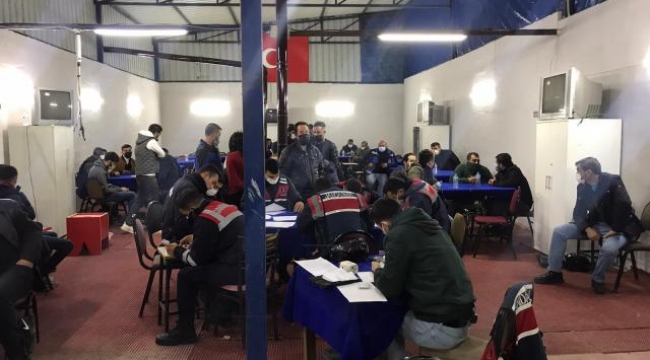 İzmir'de tavuk çiftliğine kumar baskını!