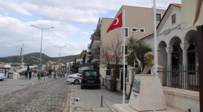 Foça'da 'kaldırım işgali' gerginliği.. Başkan Gürbüz'den açıklama!