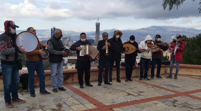 İzmir'de örnek yardımlaşma! Roman müzisyenlerden İzmir Marşı resitali.. 