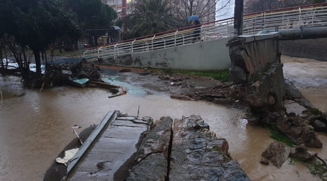 İzmir'de sağanak yağış hayatı felç etti: Soyer'den 'evden çıkmayın' çağrısı!