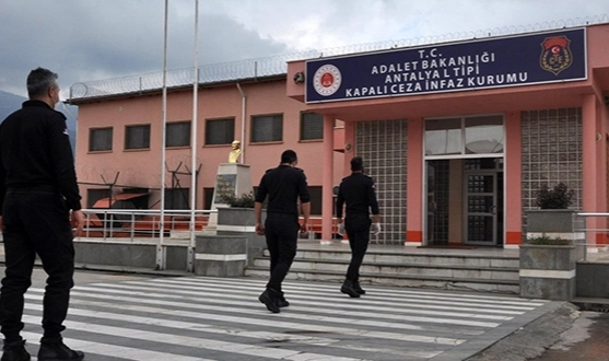 Antalya'da 233 hükümlü yakalandı, 540 şüpheli gözaltına alındı.
