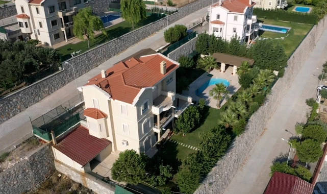 Bakırçay Üniversitesi Rektörü havuzlu villaya çökmüş!
