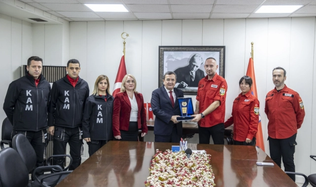 Batur’dan AKUT’a teşekkür plaketi