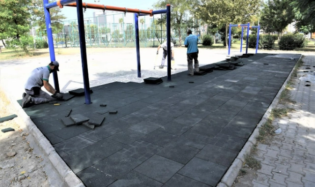 Bornova’da parklar yenilendi