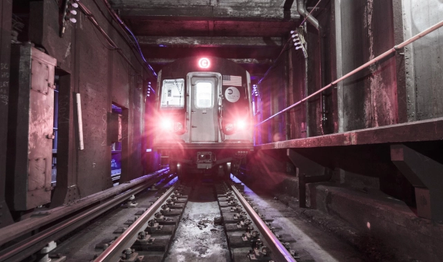 Metrolar çarpıştı, yaralılar var