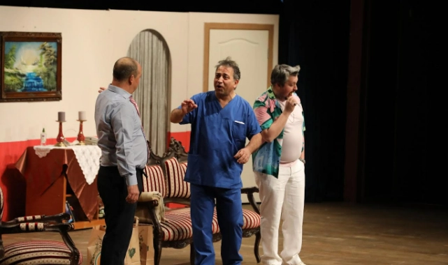 Narlıdere Belediye Tiyatrosu, 20. yıl prömiyerini Tom, Dick Ve Harry ile yaptı