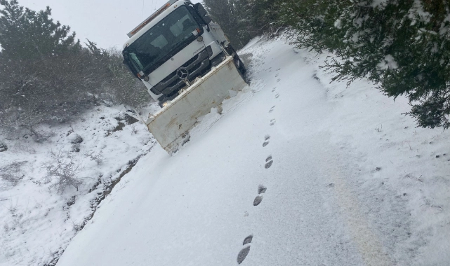 Yılın ilk kar yağışında kapanan yollar açılıyor