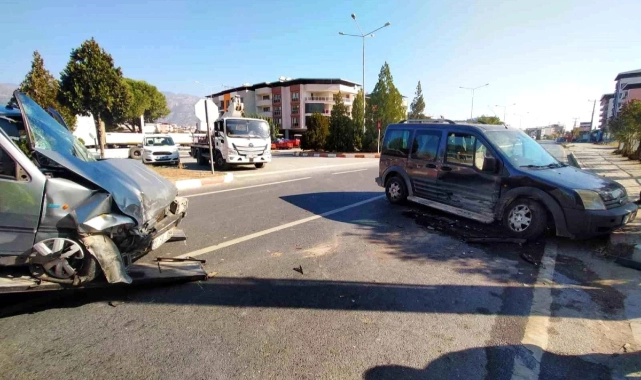 TIR ile 2 otomobil kazaya karıştı: Ölü ve yaralılar var