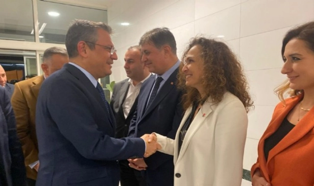 Adaylar vitrine çıkıyor: Özgür Özel İzmir’de!