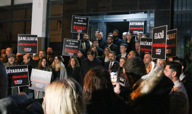 CHP İzmir 04.17'de saygı duruşundaydı: "Yurttaşlarımızın yanında olmaya devam edeceğiz"