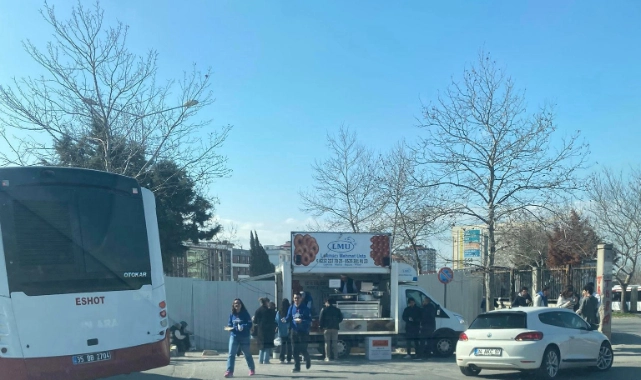 DEÜ Rektörü Nükhet Hotar'ın görevden alınması lokma döktürülerek kutlandı