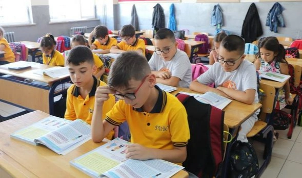 Eğitim yuvasında AK Parti propagandası
