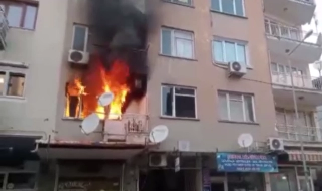 İzmir'de apartman yangını: 3 kişi hastaneye kaldırıldı 