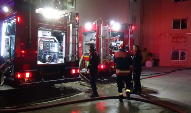 İzmir’de korkutan yangın: İki kişi hastaneye kaldırıldı