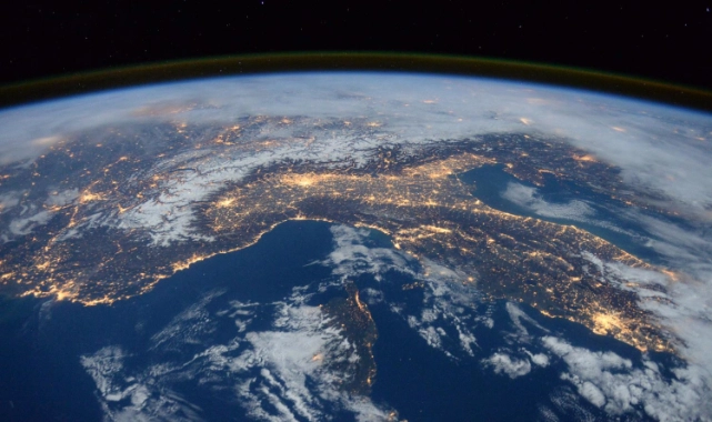 NASA: Dünyanın rengi değişiyor