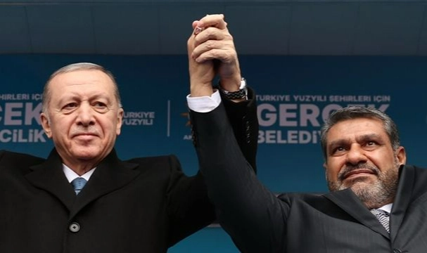 AK Partili il başkanını protesto eden seçmene müzikli müdahale
