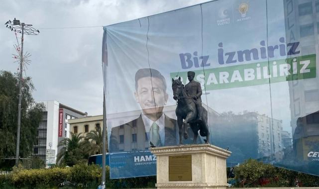 Atatürk büstünü kapatıyordu: CHP Kadın Kolları, AK Parti’nin pankartını kaldırttı