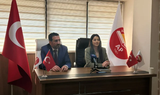 Çok konuşulan afişin sahibinden ilk açıklama: "İnsanlar magazin arıyor"
