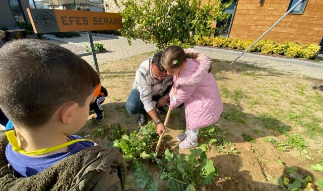Efes Tarlası Yaşam Köyü'nde çocuklar toprakla buluşuyor!