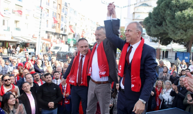 Gaziemir’de başkan ve adaylar sahneye çıktı "İşimiz, gücümüz, sevdamız, Gaziemir"