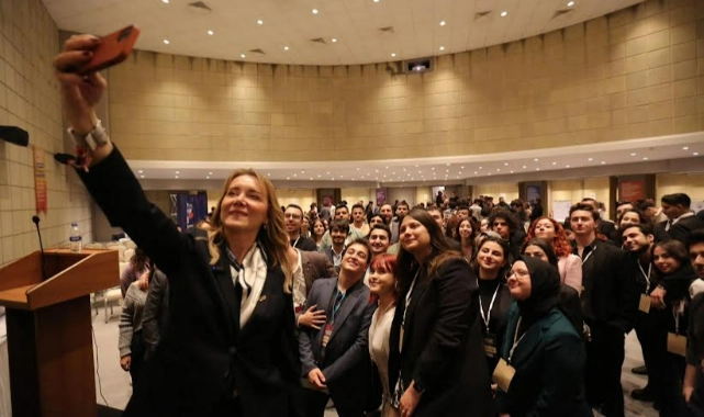 Gençler sordu, Mutlu yanıtladı… İklim Dostu Konak için imza attı!