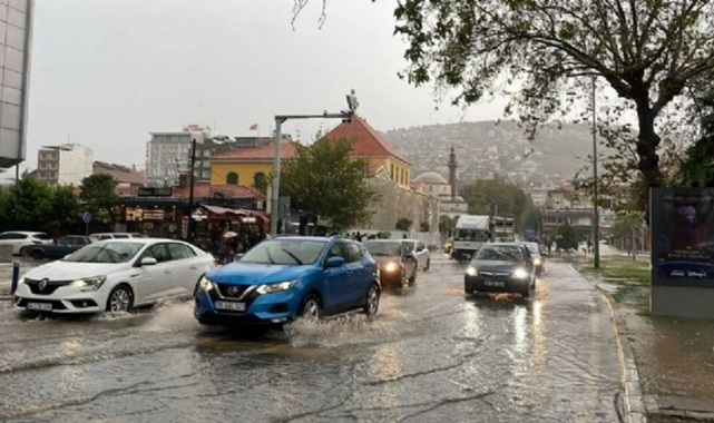 İzmir’de trafik yağmura takıldı: Araçlar durma noktasına geldi