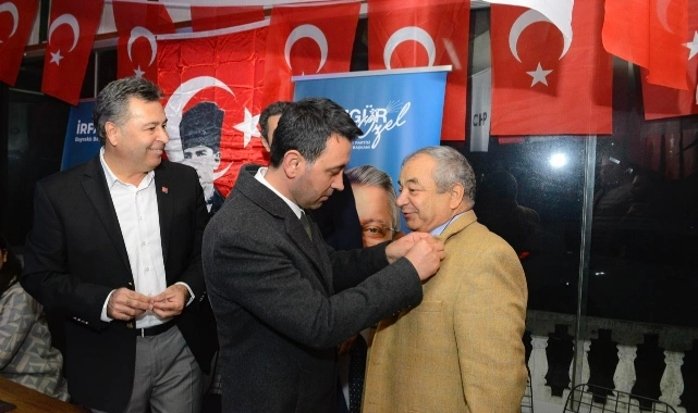 Memleket Partisi’nden CHP’ye geçtiler... Rozetlerini İrfan Önal taktı