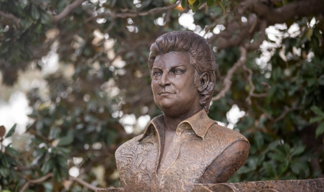 Sanat güneşi Zeki Müren’in heykeli Kültürpark’ta