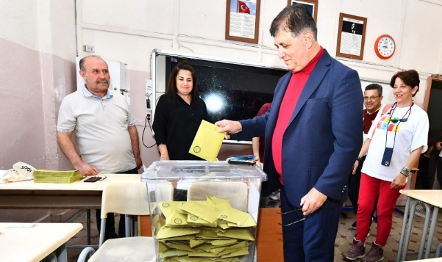 Başkan Cemil Tugay İzmir Tabip Odası seçimlerinde oyunu kullandı