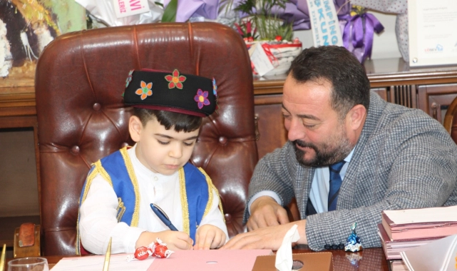 Başkan Turan, 23 Nisan'da koltuğu 6 yaşındaki Kaan'a verdi