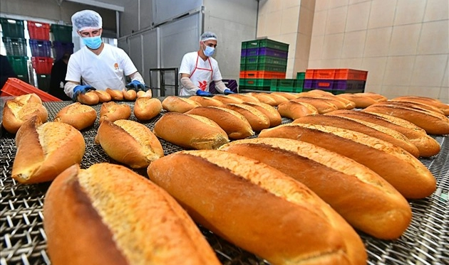 Başkan Tugay sözünü tuttu: Ekmek zammı geri alındı! 