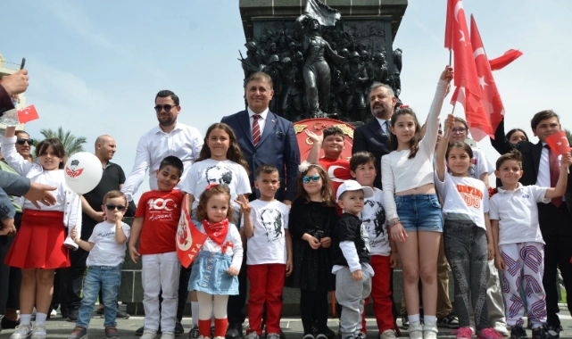 CHP İzmir'de 23 Nisan coşkusu... Cumhuriyet Meydanı doldu taştı