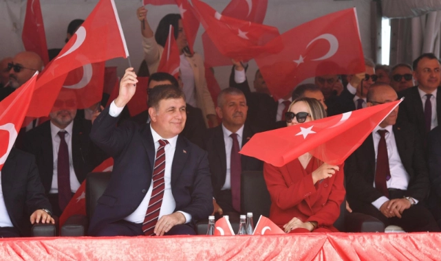 Cumhuriyet Meydanı çocukların gösterileriyle renklendi