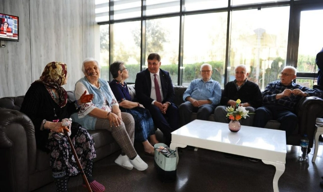 İzmir Büyükşehir Belediye Başkanı seçilen Tugay'dan anlamlı ziyaret...Huzurevi sakinlerinin elini öptü