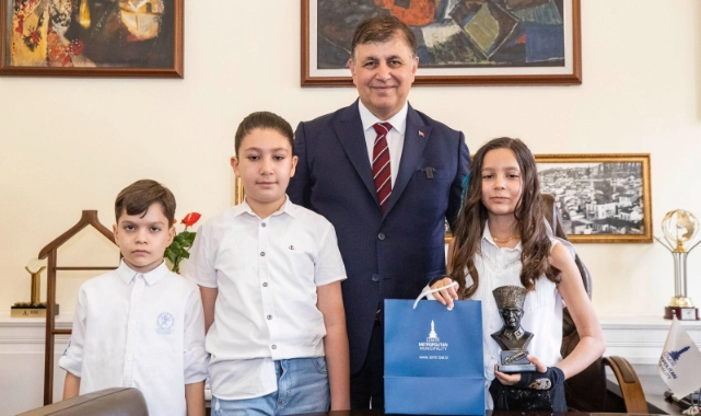 İzmir’de 23 Nisan coşkusu... Başkan Tugay’ın emanet ettiği koltukta şarkılı mesaj