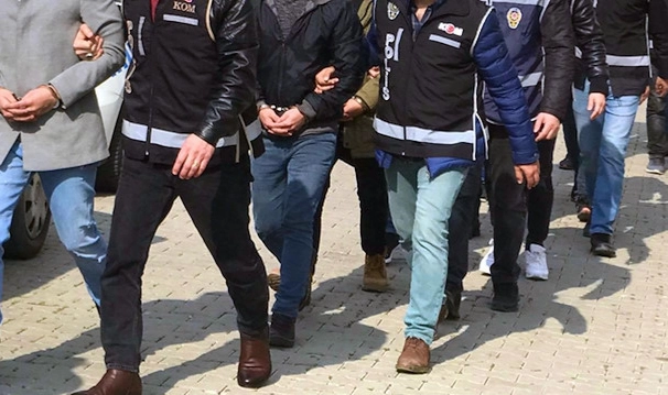 İzmir'de uyuşturucu ticaretine darbe... 10 bin sentetik hap ele geçirildi