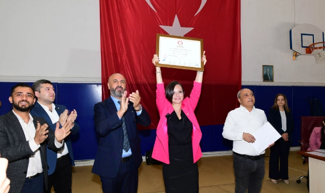Karabağlar'da devir teslim: Helil Kınay mazbatasını aldı