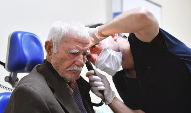Kulakları duymayan 86 yaşındaki Cemil Amca, Eşrefpaşa Hastanesi'nde tedavi oldu