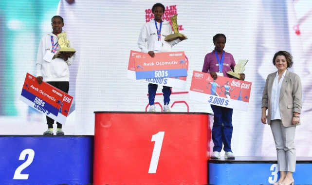 Maraton İzmir’de ödüller dağıtıldı