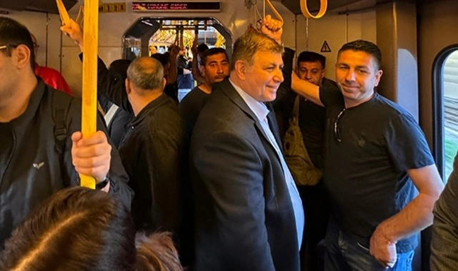 Vatandaşlarla sohbet etti… İzmir’in yeni başkanı metroda! 
