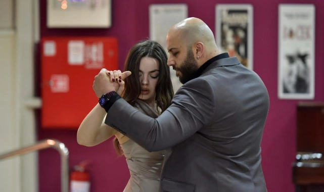 "Ah bu ben" diyen sanatçı sergi açılışını tangoyla yaptı